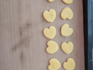 20、宝宝无盐黄油饼干,摆在铺上油纸的烤盘上。