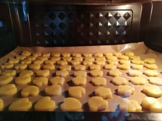 22、宝宝无盐黄油饼干,放入烤箱中间层，上下火170°，10分钟。