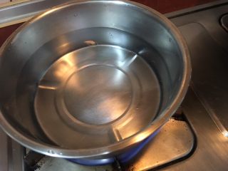 1、台灣道地月子餐～麻油腰子,鍋內加水1500ml轉中火加熱煮沸