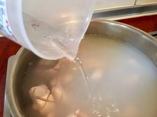 6、台灣道地月子餐～麻油腰子,加入20ml的米酒去腥味，轉小火煮1分鐘後關火再泡1分鐘即可。