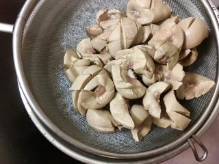 7、台灣道地月子餐～麻油腰子,將步驟7的豬腰子撈起