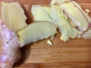 10、台灣道地月子餐～麻油腰子,將老薑切成薄片