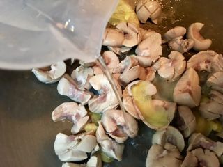 14、台灣道地月子餐～麻油腰子,加入水100ml拌炒