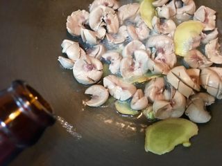 15、台灣道地月子餐～麻油腰子,再沿鍋邊倒入米酒30ml嗆香