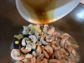 16、台灣道地月子餐～麻油腰子,再將麻油倒入步驟16內拌炒