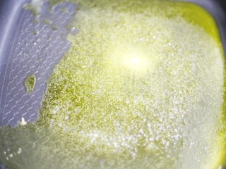 2、好吃到爆的点心网红雪花酥,在不粘锅上将黄油小火融化。