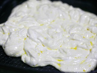 3、好吃到爆的点心网红雪花酥,放入棉花糖，搅拌至其充分融合，棉花糖出现拉丝程度。