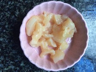 2、鸡肉土豆泥,鸡肉洗净切小块