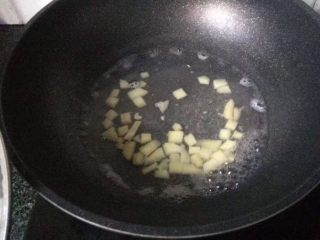 9、鸡肉土豆泥,土豆下锅煮熟