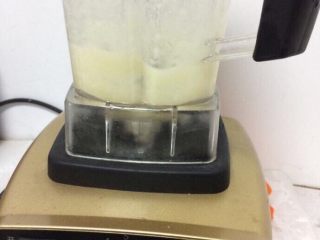 12、鸡肉土豆泥,放入料理机，加入适量水搅拌