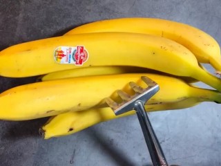 1、炸香蕉,准备香蕉扒掉他的外衣