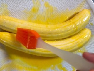 2、炸香蕉,香蕉蘸裹一层鸡蛋液