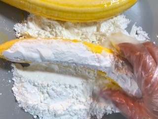 3、炸香蕉,再裹一层玉米淀粉