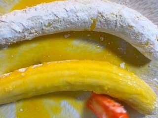 4、炸香蕉,再涂一层鸡蛋液