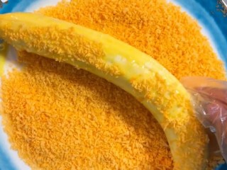 5、炸香蕉,最后裹上一层面包糠
