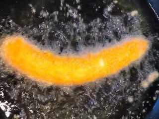 6、炸香蕉,油温七成热下锅