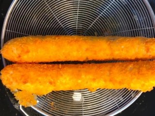 7、炸香蕉,炸至金黄酥脆捞出控油