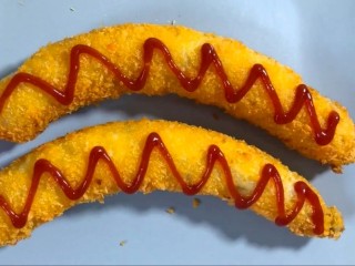 8、炸香蕉,脆皮香蕉制作完成，吃的时候挤上一点番茄酱