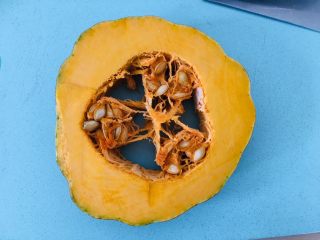 1、南瓜糯米饼,准备好南瓜。