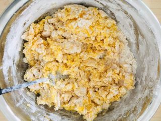 8、南瓜糯米饼,搅拌均匀。