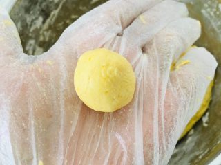 10、南瓜糯米饼,揉小圆。