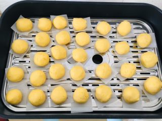 11、南瓜糯米饼,垫上油纸，蒸8分钟左右即可。