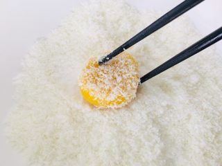 13、南瓜糯米饼,趁热滚一圈椰蓉。