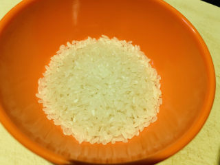 1、鲍鱼海鲜粥,准备50克大米