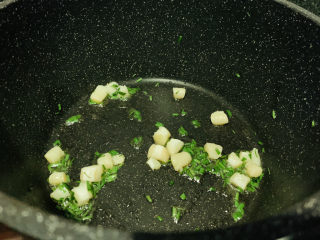 5、鲍鱼海鲜粥,加入泡发的干贝，大火爆炒