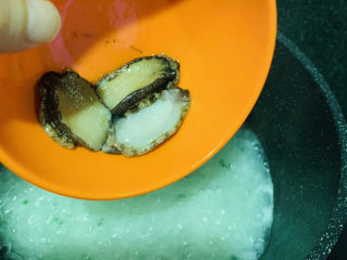 11、鲍鱼海鲜粥,加入洗净的鲜鲍鱼，转大火再煮10分钟