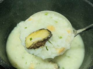 12、鲍鱼海鲜粥,粥非常浓稠