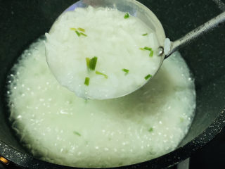 10、鲍鱼海鲜粥,粥稍微浓稠