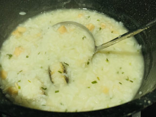 15、鲍鱼海鲜粥,搅拌均匀