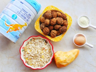 1、超受欢迎的红薯燕麦能量条,准备好所有食材。