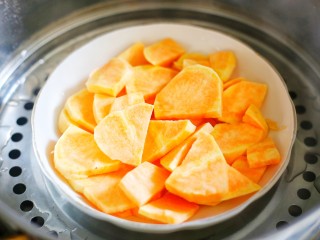 2、超受欢迎的红薯燕麦能量条,红薯洗净去皮切块上锅蒸熟。