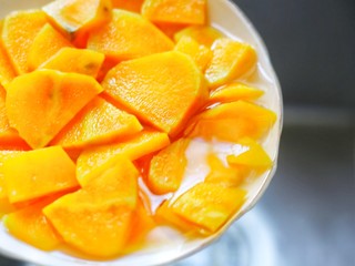 3、超受欢迎的红薯燕麦能量条,倒掉蒸出来的水分。