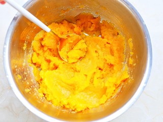 4、超受欢迎的红薯燕麦能量条,趁热碾成泥。