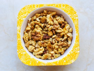 5、超受欢迎的红薯燕麦能量条,蒸红薯的同时将核桃去核，洗净。