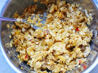 10、超受欢迎的红薯燕麦能量条,拌匀。