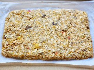 11、超受欢迎的红薯燕麦能量条,.取红薯团放在铺了烘焙纸的烤盘上整形，压实按紧。