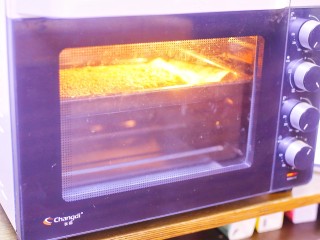 12、超受欢迎的红薯燕麦能量条,推入预热好的烤箱，上下火中层180℃，烤30分钟出炉切条即可。