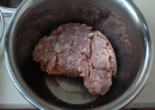 1、香得让人止不住口——猪肉大葱馅饼,猪肉和姜用料理机搅成猪肉馅,因为我都是把肉买回家,洗洗然后自己绞馅,所以绞馅的时候就把姜扔里一起绞馅,如果买现成的猪肉馅,那么就切点姜末放到馅里就可以了。