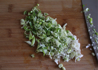 2、香得让人止不住口——猪肉大葱馅饼,大葱切碎,放入肉馅里。