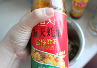 3、香得让人止不住口——猪肉大葱馅饼,在肉馅里放入大喜大,料酒,盐,海鲜酱油,耗油,调味。