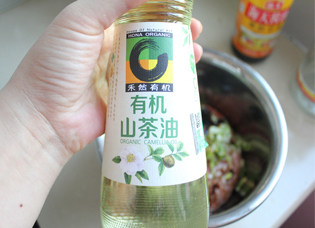 4、香得让人止不住口——猪肉大葱馅饼,倒入适量禾然有机山茶油。