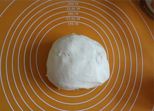 6、香得让人止不住口——猪肉大葱馅饼,用温水和面,和好的面团醒上一个小时,我一般都晚上做好面,放冰箱里,第二天早上起来就烙饼了。