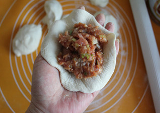 7、香得让人止不住口——猪肉大葱馅饼,把面团分成小份,包上肉馅。