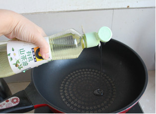 8、香得让人止不住口——猪肉大葱馅饼,在锅中倒入少许禾然有机山茶油,烧热。