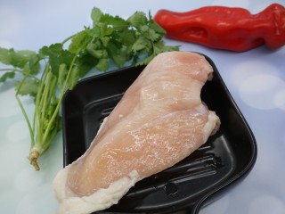 1、爆炒鸡胸肉,鸡胸肉清洗干净