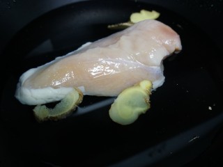 2、爆炒鸡胸肉,冷水下锅